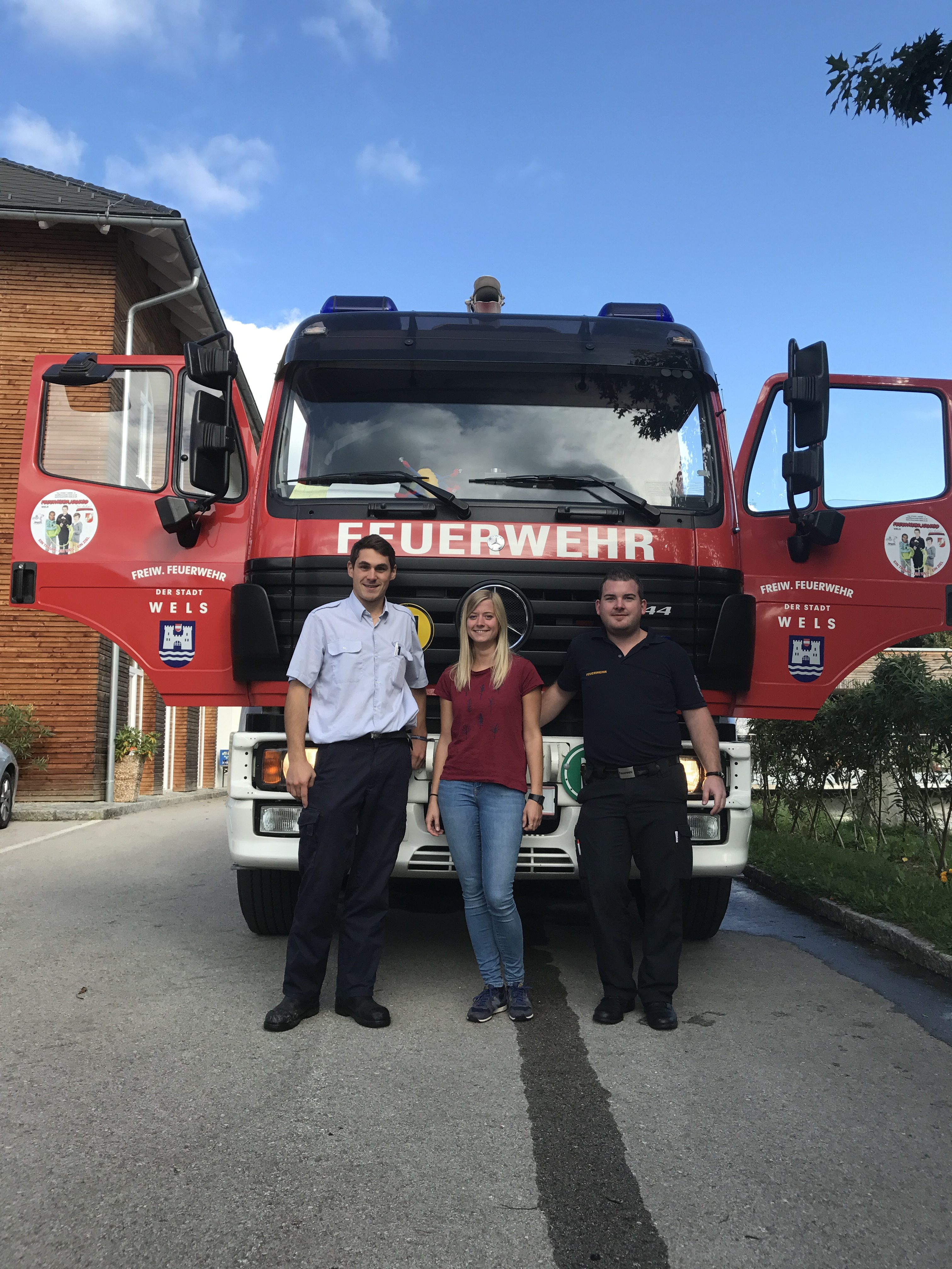 Feuerwehr Wels und die eww Gruppe spenden Wasser für den Schwimmteich