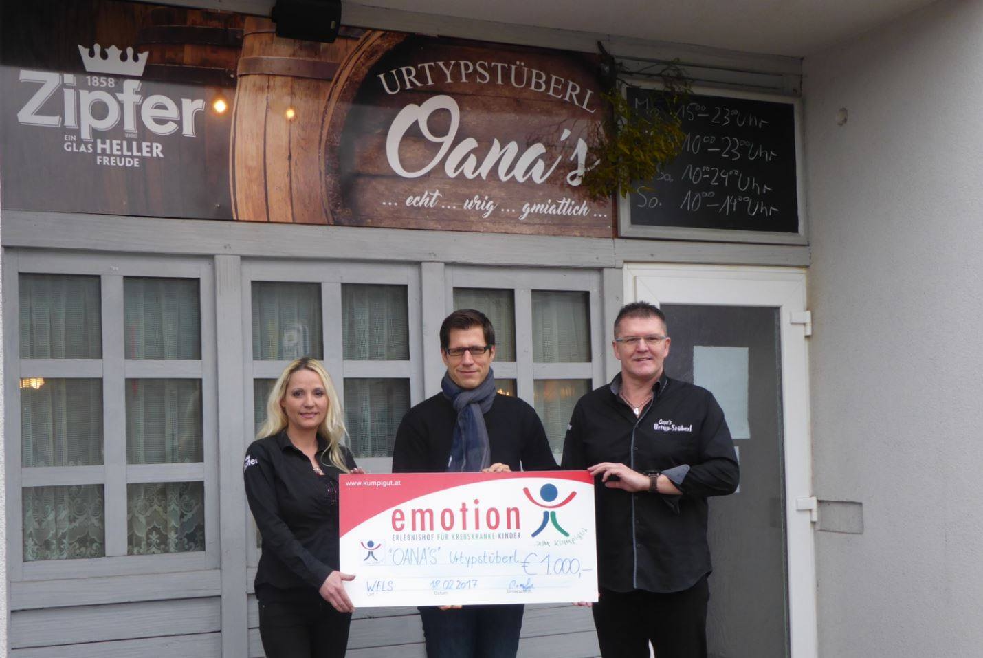 „Oana´s Urtyp Stüberl“ überreicht Spendenscheck an das Kumplgut Wels