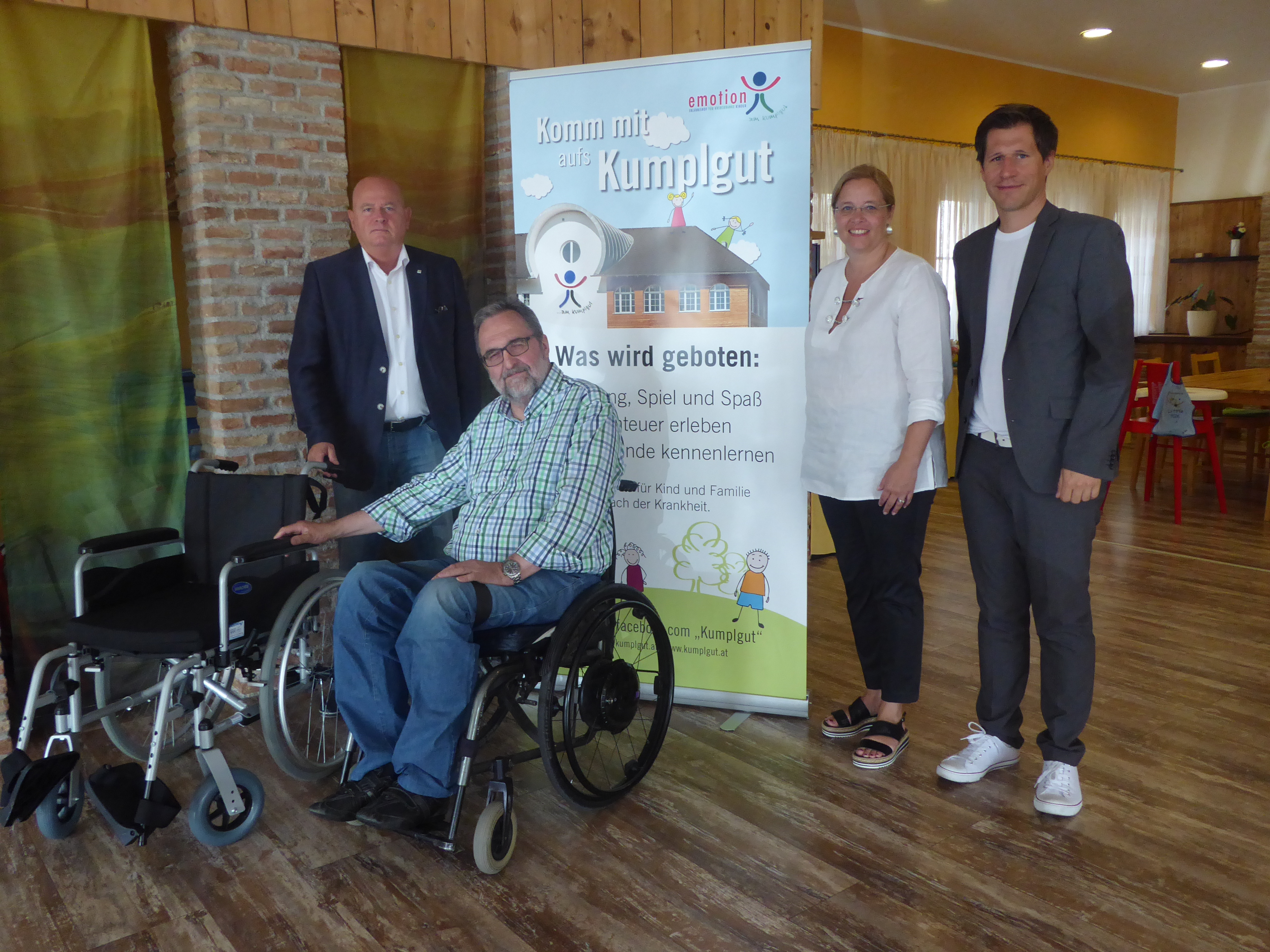 Kumplgut spendet Rollstuhl