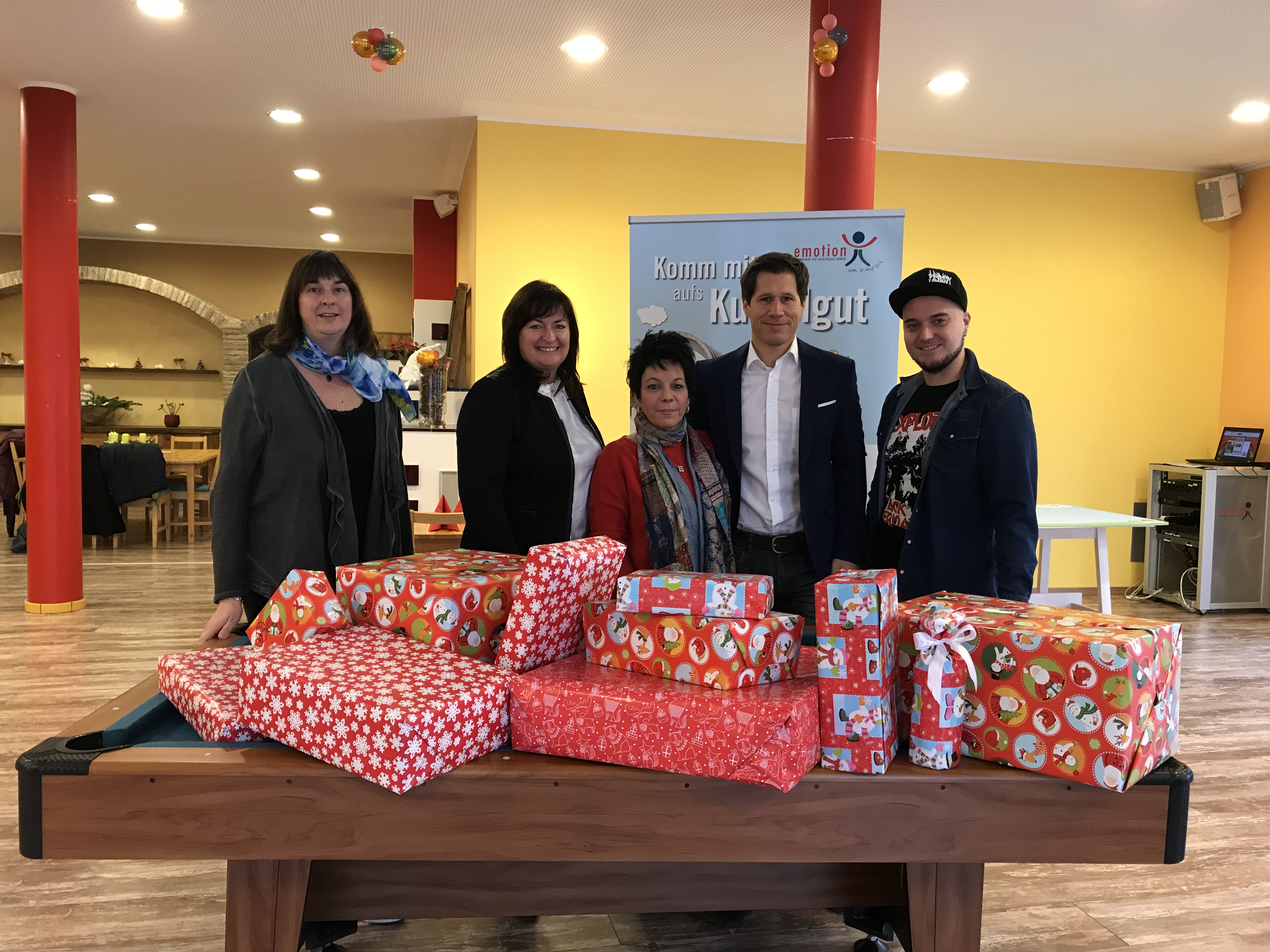 Kinderfreunde Wels/Gartenstadt bringen Weihnachtsgeschenke für unsere Gastkinder