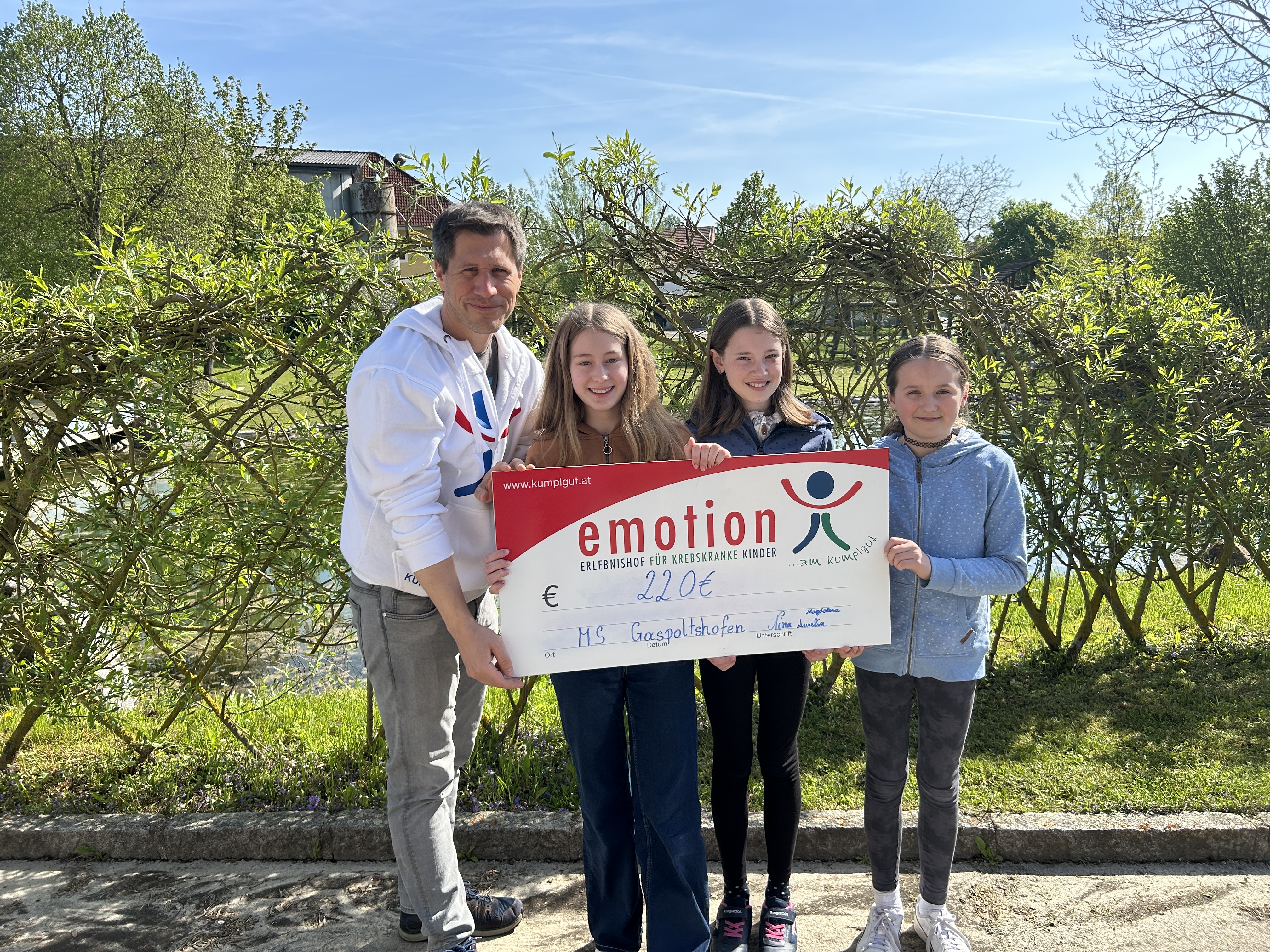 Schüler verkaufen Kuchen